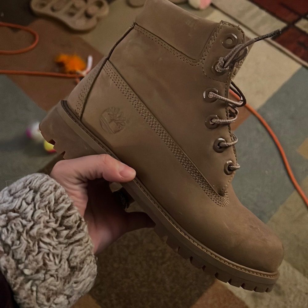 Beige timberlands , perfect condition